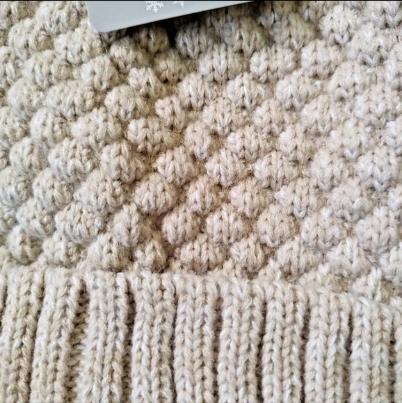 Ladies Hat Textured Knit Faux Fur Pom-Pom Off White Toboggan Cap Warm Comfy Cozy - Picture 6 of 7